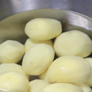 Даже старая морщинистая картошка будет обалденной: вот как ее нужно варить — 2 хитрости